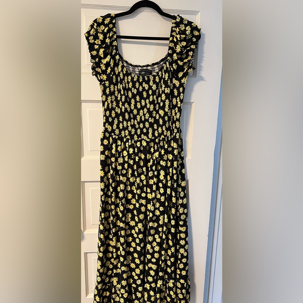 Floral Black and Yellow Daisy Maxi Dress. Size Large. Excellent condition.